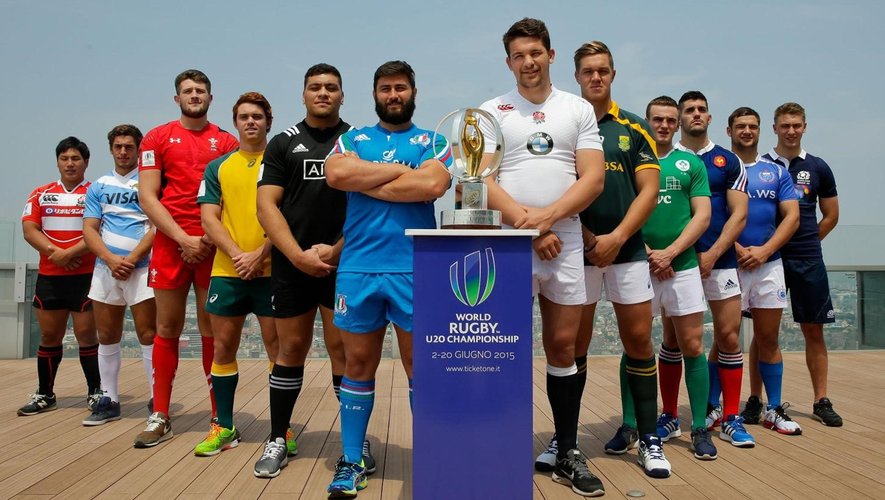 Les douze capitaines du Mondial posent avec le trophée - Crédit World Rugby