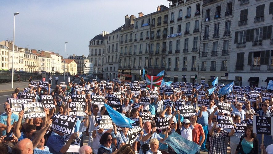 Les manifestants devant la mairie de Bayonne