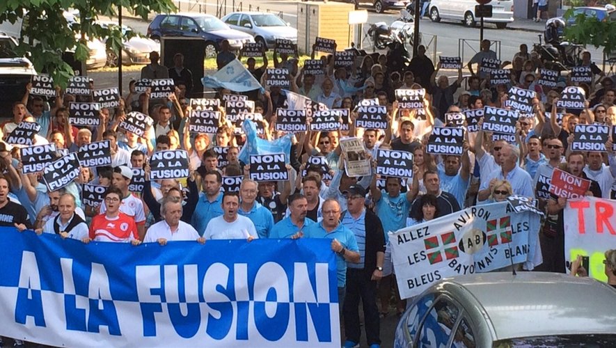 Les manifestants anti-fusion avec en tête de cortège le maire de Bayonne, Jean-René Etchegaray et les représentants des associations de supporters