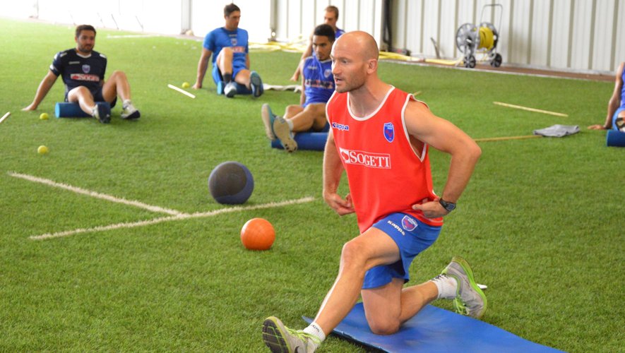 Frédéric Voulat, l'un des préparateurs physiques de Grenoble, montre un exercice à reproduire par les joueurs - 29 juin 2015
