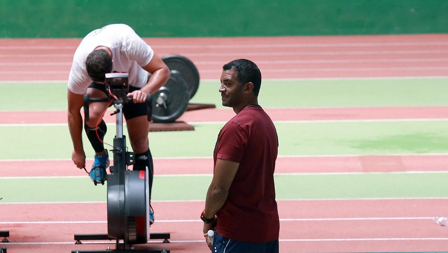 Emile Ntamack (UBB) surpervise l'entraînement au Vélodrome de Bordeaux-Lac - juillet 2015