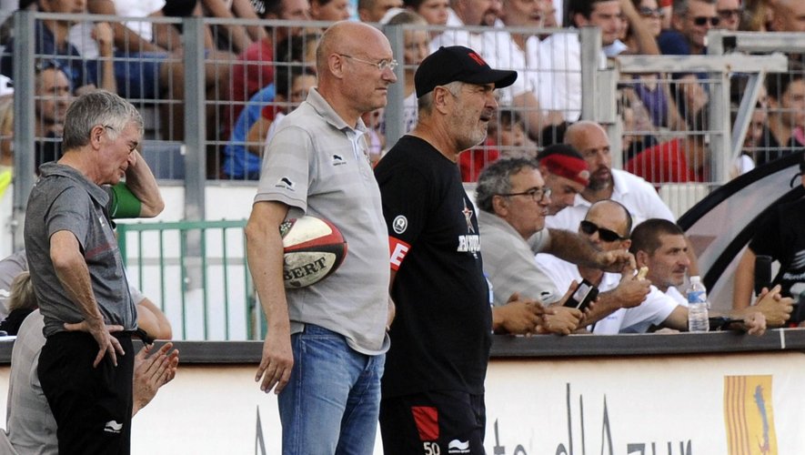 Bernard Laporte et Jacques Delmas attentifs au comportement de leurs joueurs contre Clermont - 7 août 2015