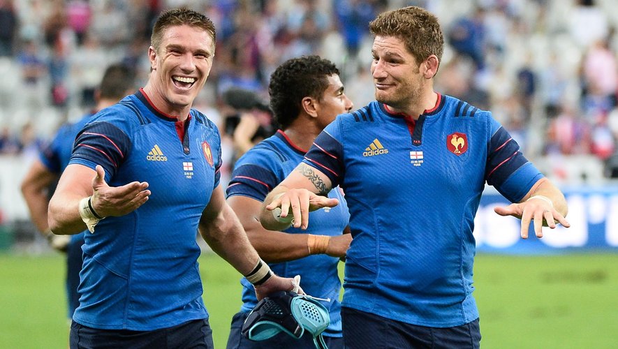 La joie de Bernard le Roux et Pascal Papé après la victoire du XV de France sur l'Angleterre - 22 août 2015