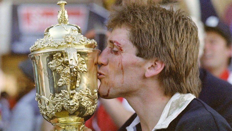 Le demi de mêlée et capitaine des All Blacks, David Kirk, embrasse la première Coupe du monde en 1987