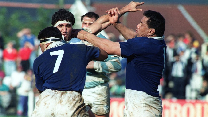 Le troisième ligne des Samoa Apolo Perelini (gauche) et le pilier Peter Fatialofa se mettent à deux pour stopper un Argentin - Coupe du monde 1991