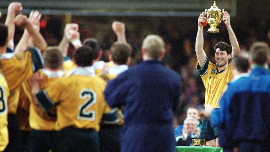 John Eales soulève la Coupe du monde (09.11.1999)