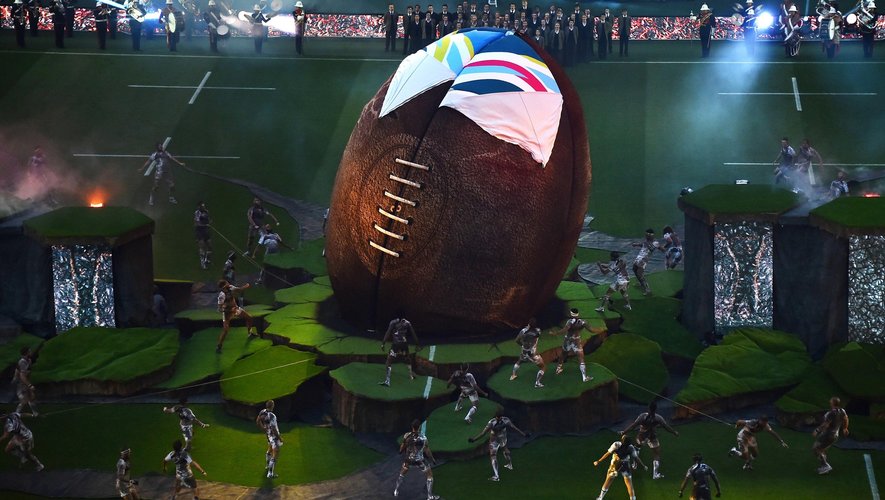 Le ballon en cuir qui laisse sa place au ballon de la Coupe du monde durant la cérémonie d'ouverture