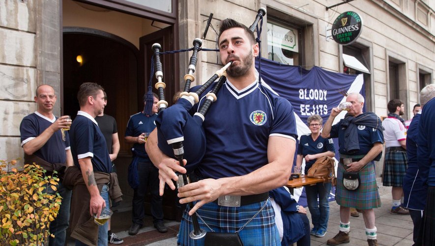 Supporter écossais avec une cornemuse