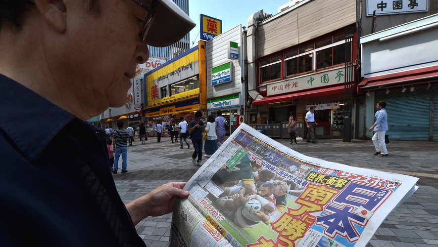 Un Japonais lit un journal sportif à Tokyo - 20 septembre 2015