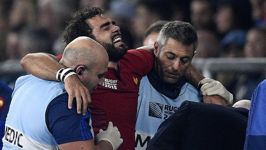Yoann Huget sort du terrain avec le masque de la douleur et des larmes - France-Italie - 19 septembre 2015