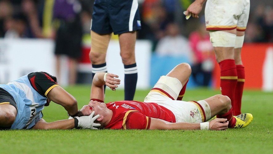 Liam Williams (Galles) soigné après sa blessure face à l'Angleterre - le 26 septembre 2015
