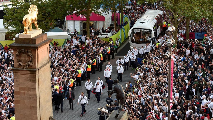 Les joueurs anglais traversant la foule de supporters - 26 septembre 2015