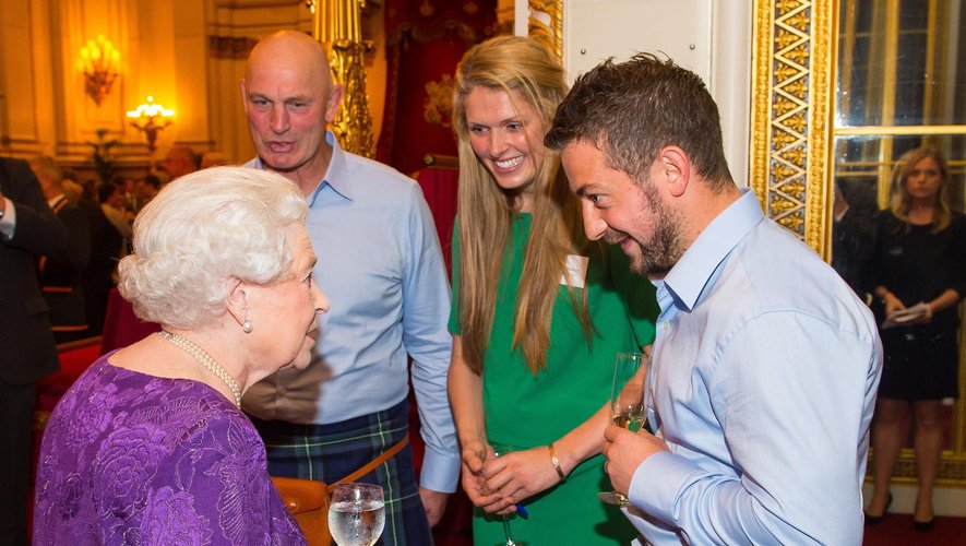 La Reine Elisabeth 2, Vern Cotter (Entraineur Ecosse), Fran Leighton (Water Polo, Grande-Bretagne) et Greig Laidlaw (Ecosse), lors de la réception de la World Rugby à Buckingham Palace - le 12 octobre 2015