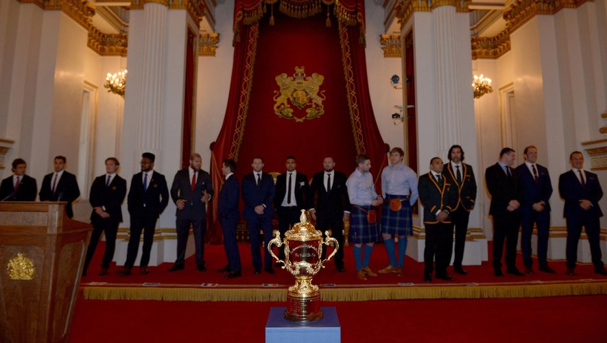Présentation du trophée Webb Ellis lors de la réception de la World Rugby, le 12 octobre 2015
