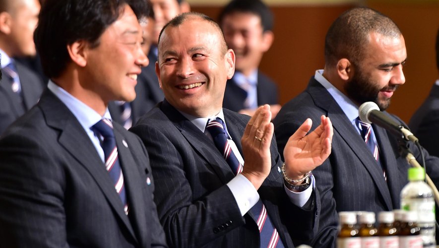 Le sélectionneur du Japon, Eddie Jones, souriant lors de la conférence de presse à Tokyo - 13 octobre 2015