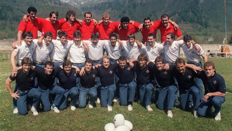 Les Français posent à Saint-Lary-Soulan avant de partir à la Coupe du monde 1987 - Pascal Ondarts est au premier rang, 3e en partant de la droite