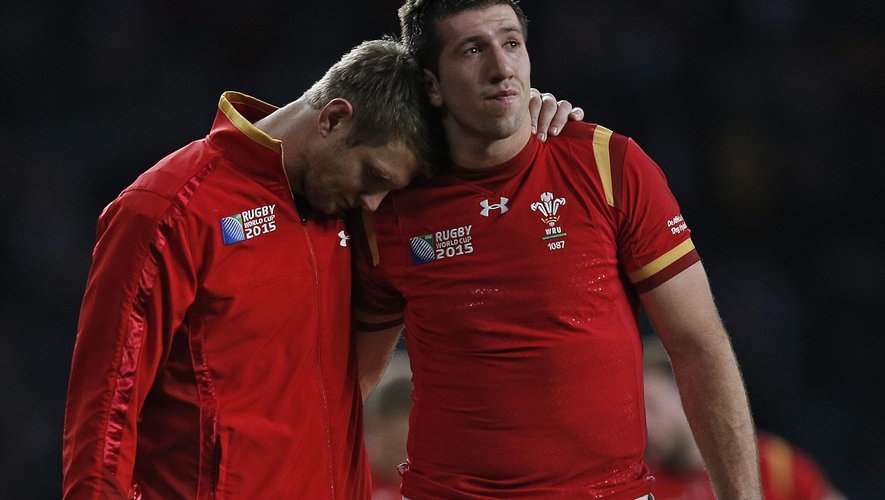 Dan Biggar réconforté par Alex Cuthbert (pays de Galles) après l'élimination face à l'Afrique du Sud - le 17 octobre 2015