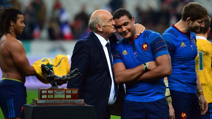 Pierre Camou, le président de la Fédération, embrasse Thierry Dusautoir, le capitaine des Bleus - France Australie - 15 novembre 2014