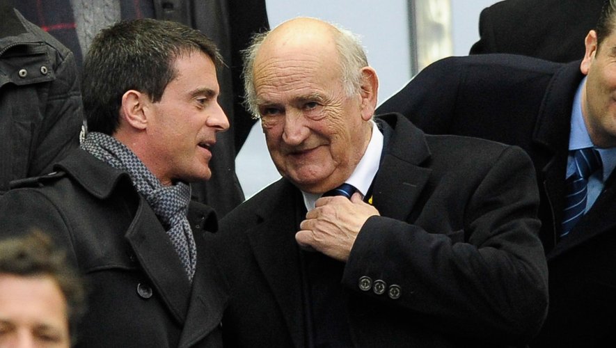Pierre Camou (président de la FFR) aux côtés du Premier Ministre Manuel Valls lors de France-Galles (28 février 2015