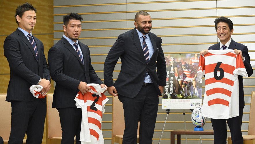 Le premier ministre japonais avec les joueurs de l'équipe nationale du Japon le 21 octobre 2015