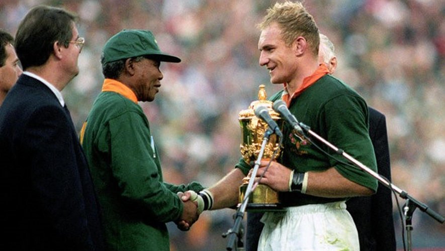 Nelson Mandela remet la Coupe du monde à François Pieenar en 1995