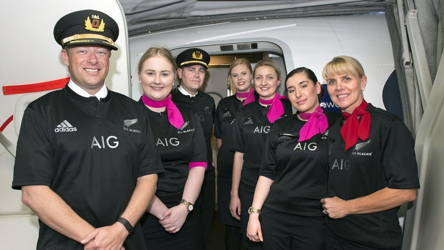 Le personnel naviguant de Qantas avec le maillot des All Blacks