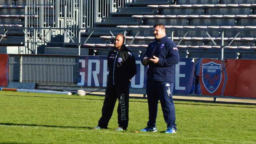 Patricio Noriega (à droite) s'entretient avec le préparateur physique du FCG Gareth Adamson. Photo Laurent Genin. Rugbyrama 7 décembre 2015