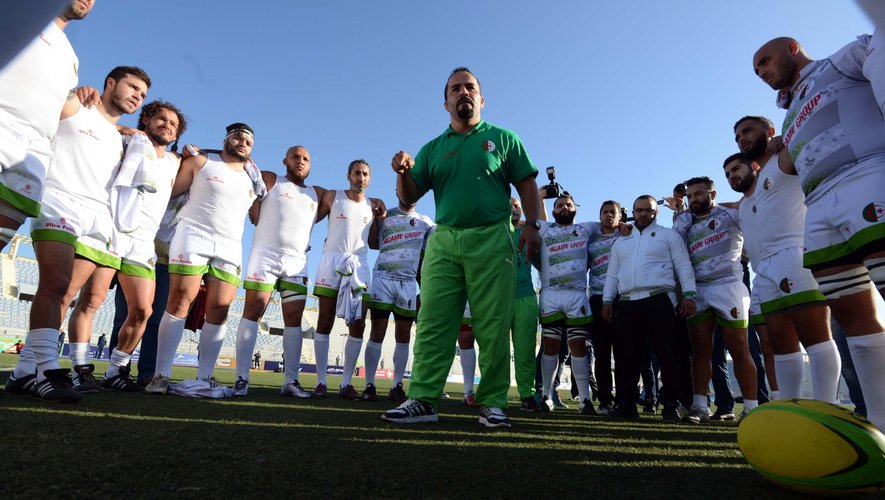 Salim Tebani donne ses consignes aux joueurs de la sélection algérienne