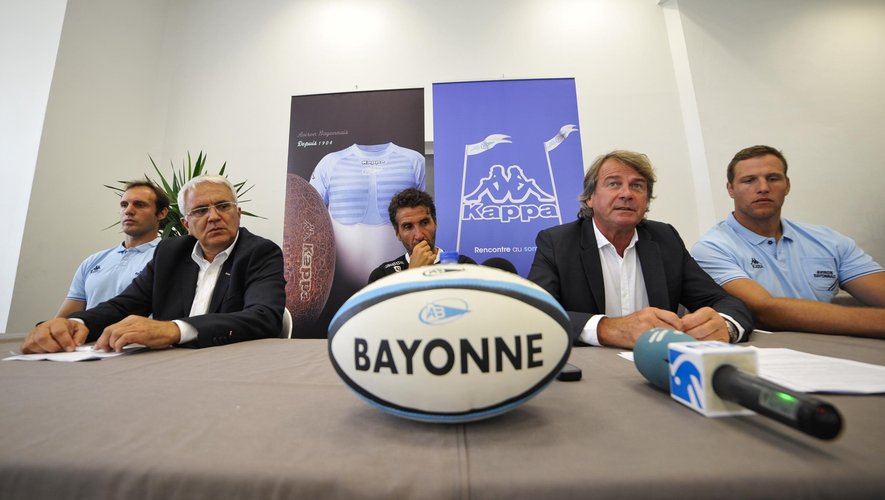 Nicolas Morlaes, Christian Devèze, Vincent Etcheto, Francis Salagoïty et Dewald Senekal lors de la conférence de presse de rentrée de Bayonne - juillet 2015