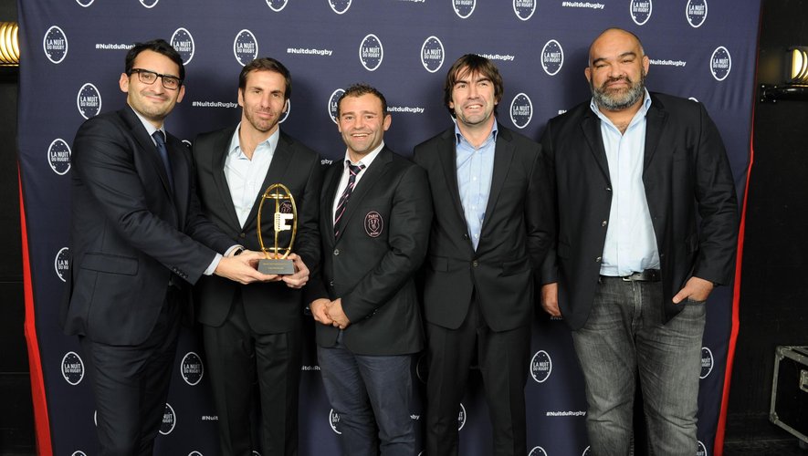 L'encadrement du Stade français élu meilleur staff en compagnie de Benjamin Mauss, Directeur Marketing de Tissot (gauche) - Crédit LNR