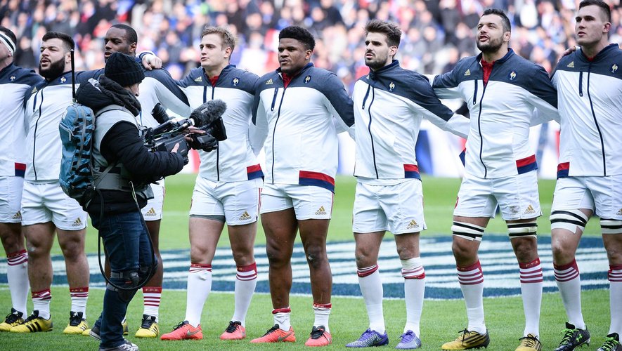 Le XV de France lors des hymnes - février 2016