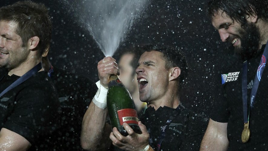 Dan Carter sabre le champagne après la victoire de la Nouvelle-Zélande