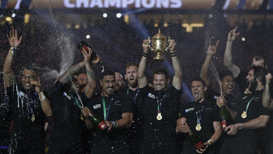 Le champagne coule à flots sur le podium lorsque les All Blacks soulèvent la coupe Webb Ellis - 31 octobre 2015