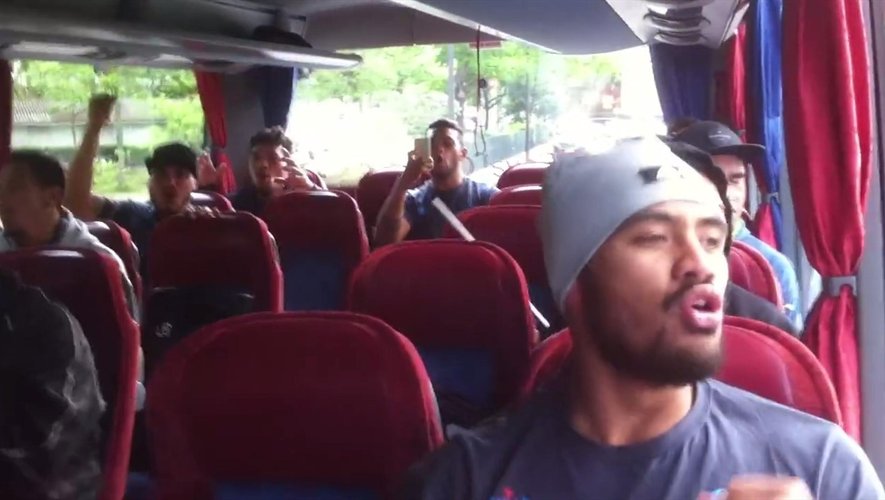 La joie des Samoans dans leur bus après le titre décroché à Paris