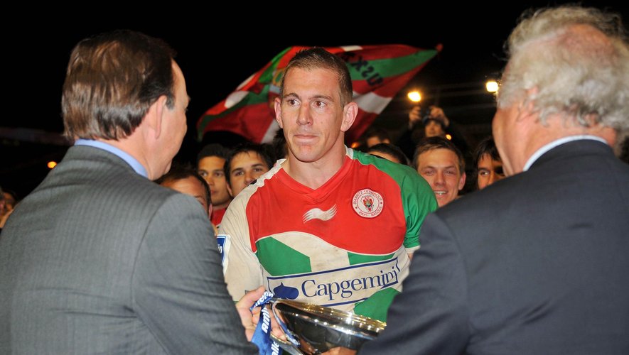 Imanol Harinordoquy reçoit le trophée du Challenge européen - Biarritz Toulon - 18 mai 2012