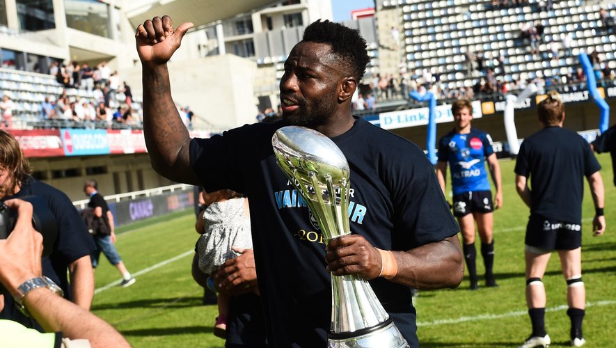 Fulgence Ouedraogo a présenté le trophée de la Challenge Cup à ses supporters