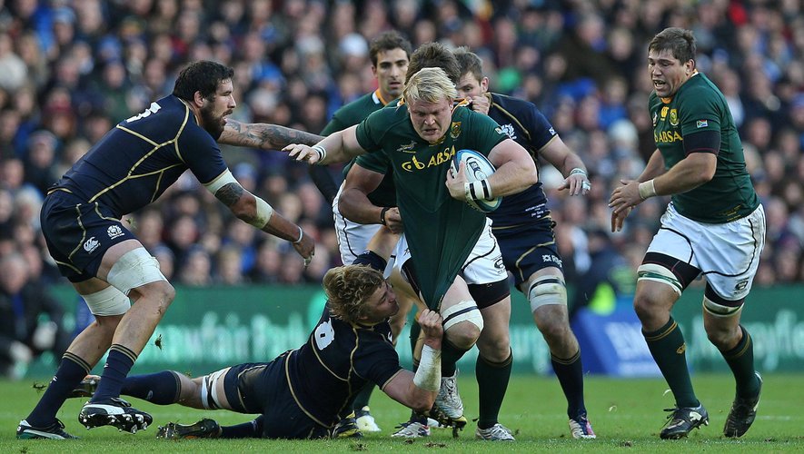 South Africa's hooker Adriaan Strauss (3rd R) heads for the try line during the International rugby union test match between Scotland and South Africa at Murrayfield in Edinburgh