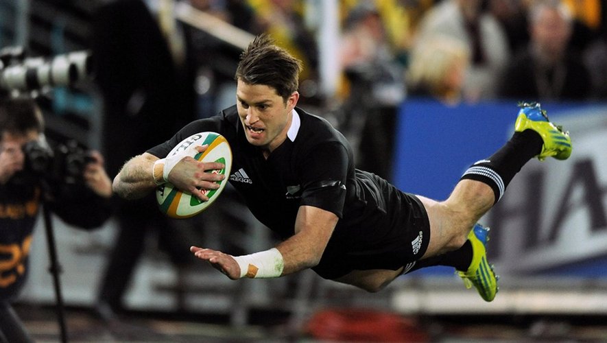 Cory Jane from New Zealand (C) scores a try during the Bledisloe Cup rugby union Test against Australia in Sydney (AFP)
