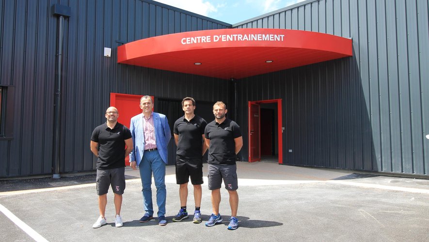 Johann Authier, Thierry Emin (président), Stéphane Glas et Adrien Buononato posent devant le nouveau centre d'entraînement d'Oyonnax