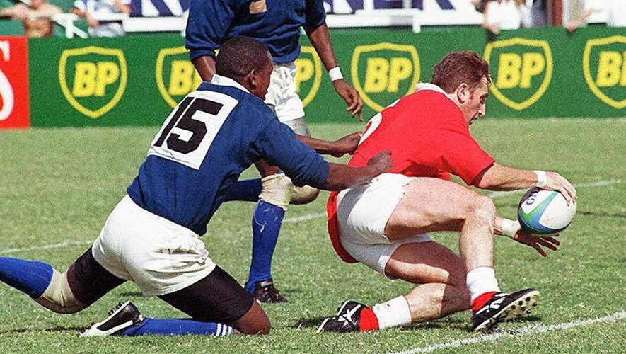 Jonathan Davies (Galles) inscrit un essai contre le Kenya au tournoi de Dubai le 22 novembre 1996