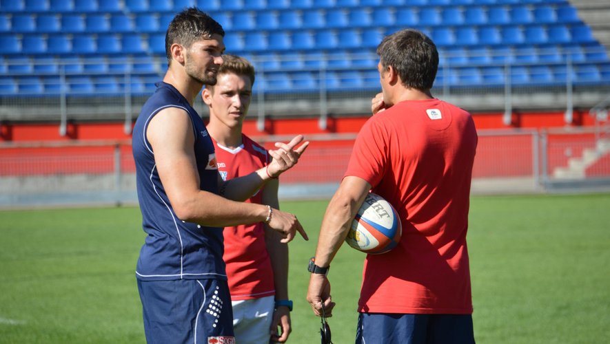 Xavier Mignot en discussion avec Philippe Doussy (de dos), le responsable des skills et du jeu au pied au FCG. Photo Laurent Genin