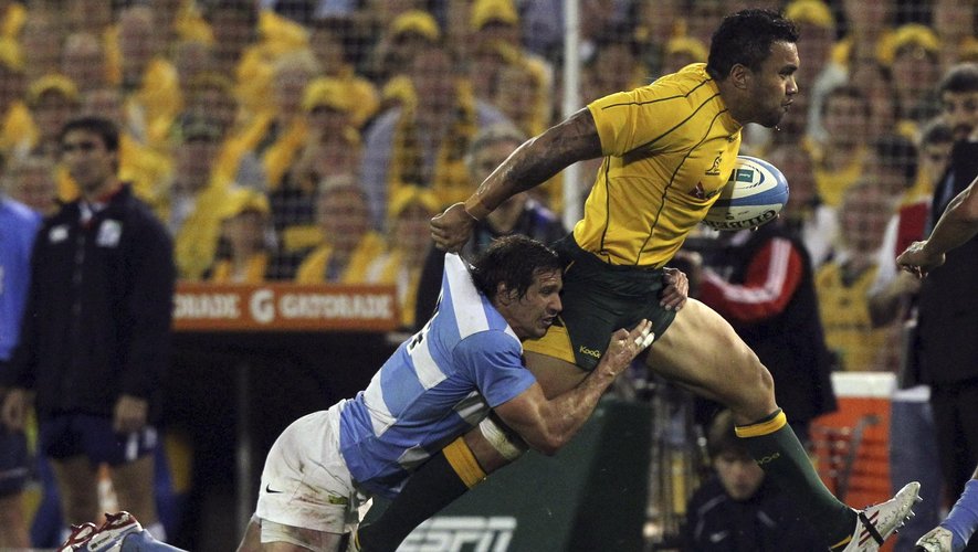 Marcelo Bosch (L) of Argentina's Los Pumas tackles Ben Tapuai of Australia's Wallabies during their Rugby Championship match in Rosario (Reuters)