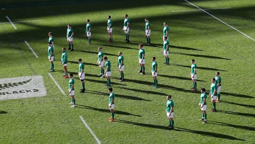 Le 8 forme par les joueurs de l'Irlande en hommage à Anthony Foley