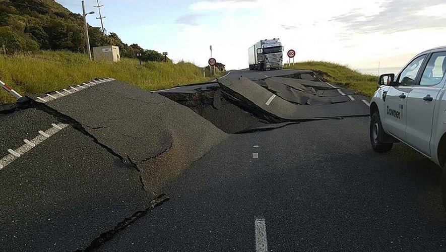 Une route détruite par les tremblements de terre en Nouvelle-Zélande - 14 novembre 2016