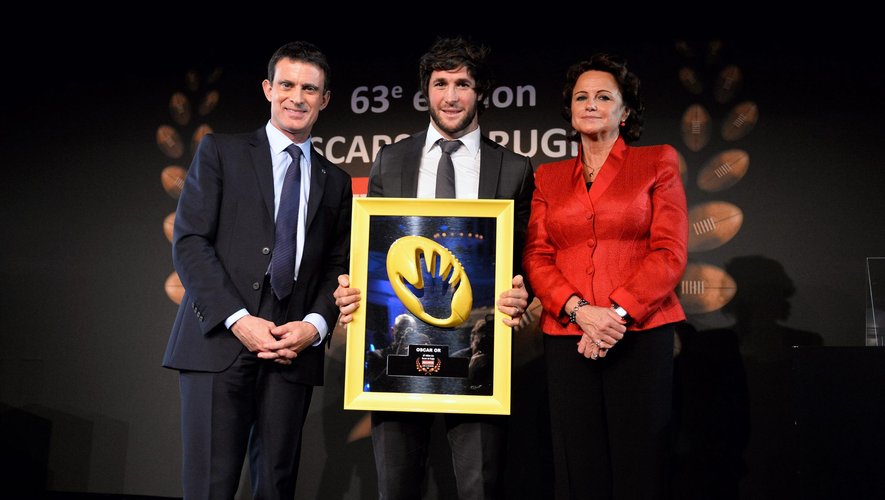 Maxime Machenaud avec l'Oscar d'or de Midi Olympique, entouré de Manuel Valls (Premier ministre) et Marie-France Marchand-Baylet (Président directeur Général du Groupe La Dépêche du Midi)