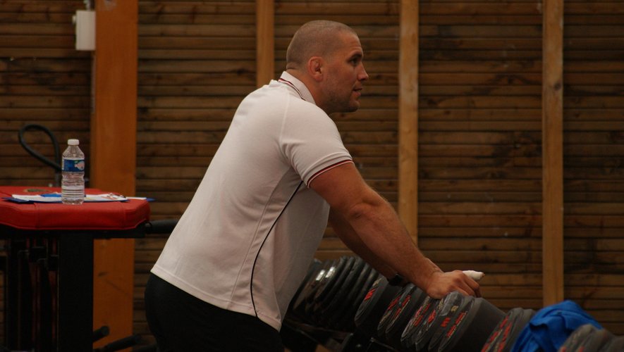 L'ancien joueur de Biarritz, Fabien Barcella, lors d'une séance de musculation - Toulon - juillet 2014