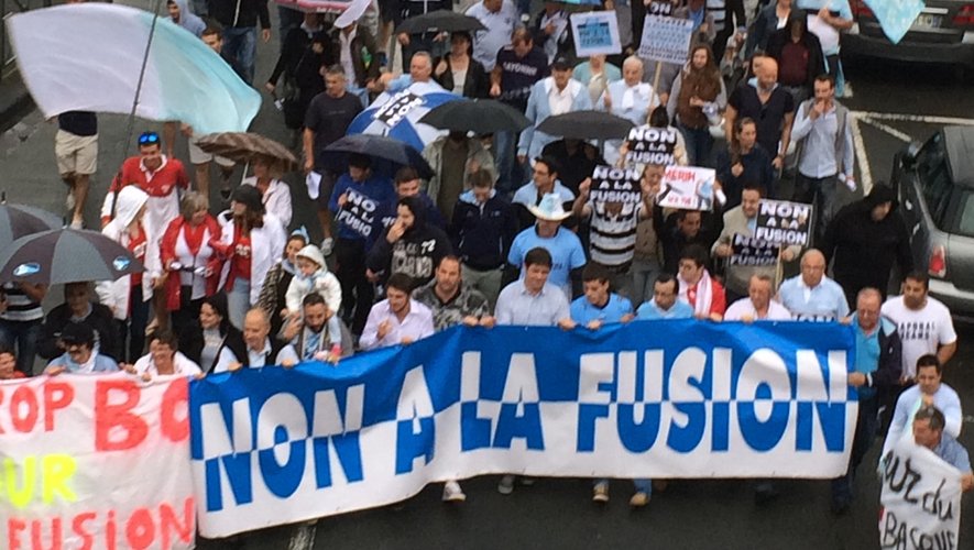 Plus de mille manifestants à Bayonne contre la fusion avec Biarritz