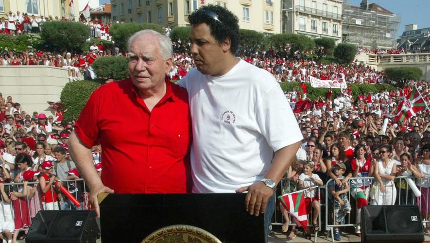 Marcel Martin et Serge Blanco en 2006 avec le Bouclier de Brennus