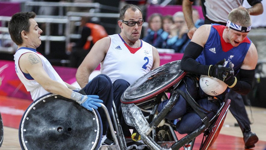Match Angleterre (Bleu) - France (Blanc) en rugby fauteuil lors des Jeux Paralympiques de 2012
