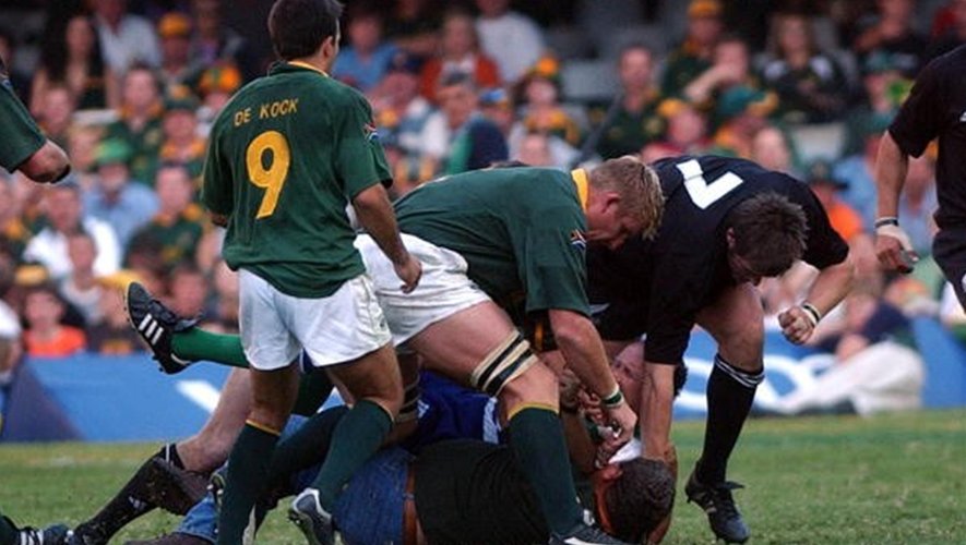 L'arbitre David McHugh agressé par Pieter Van Zyl lors du match entre l'Afrique du Sud et la Nouvelle-Zélande - 10 août 2002